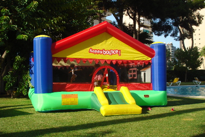 CASTILLO HINCHABLE HAPPY BOUNCE DE CUATRO METROS POR CINCO